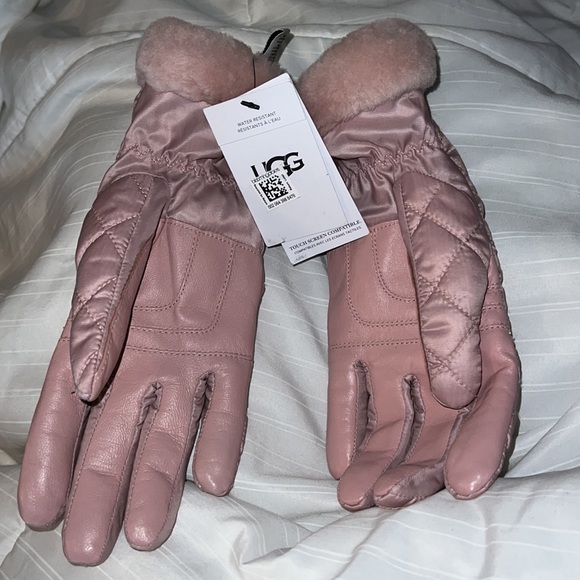 UGG Touchscreen Compatible Quilted Gloves with Genuine Shearling Trim - Picture 3 of 7